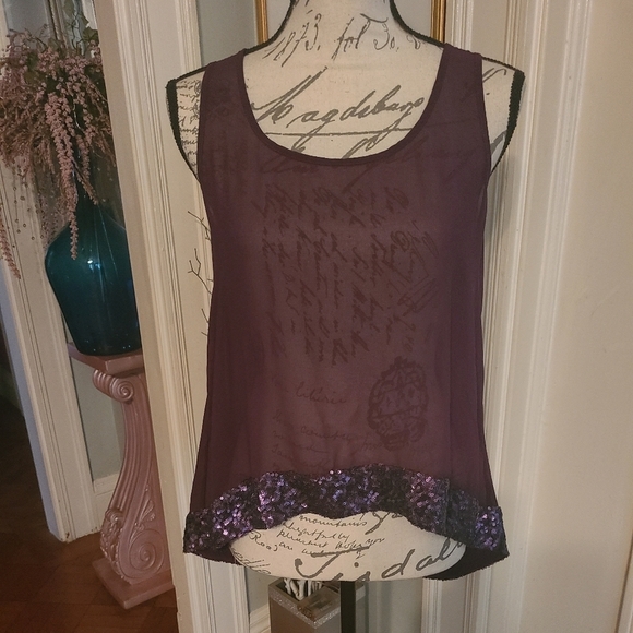 Mossimo Supply Co. Tops - Cute little top w sequins Hp🔥🔥🔥🔥